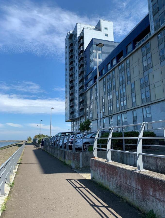 Beautiful Modern Sea-Side Apartment In The City 에든버러 외부 사진